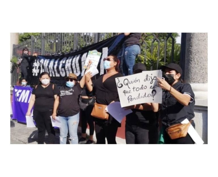 Encapuchados armados con bates se infiltran a marcha del 15 de septiembre