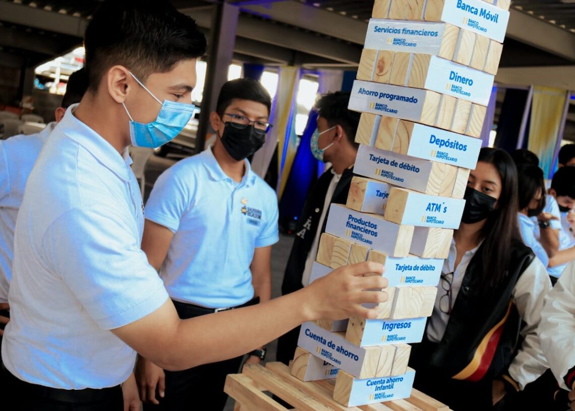 Jóvenes y grandes recorrieron juntos la ruta del ahorro del Banco Hipotecario