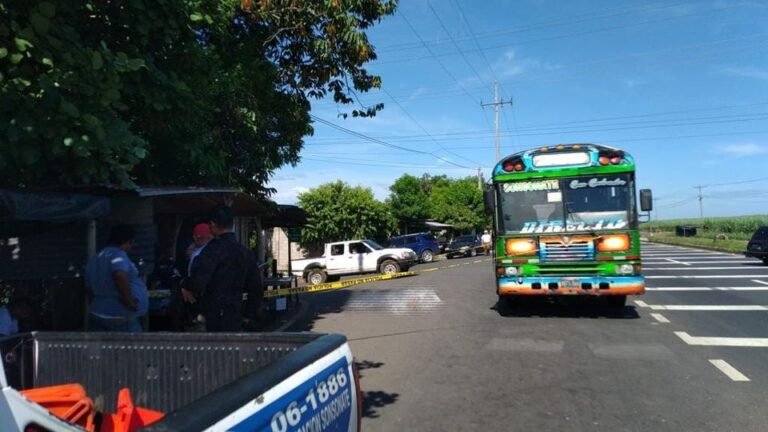 Hombre pierde la vida al caerse de un bus de la ruta 205, en Izalco