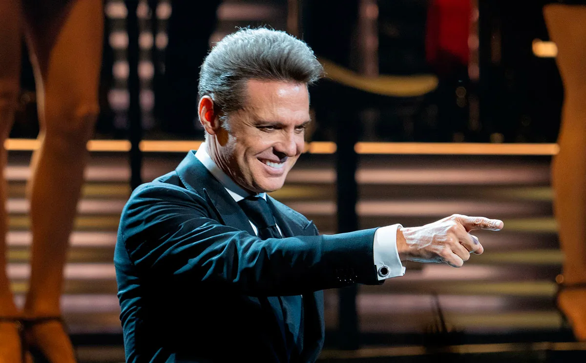 Luis Miguel sufre tremenda caída en pleno concierto en México