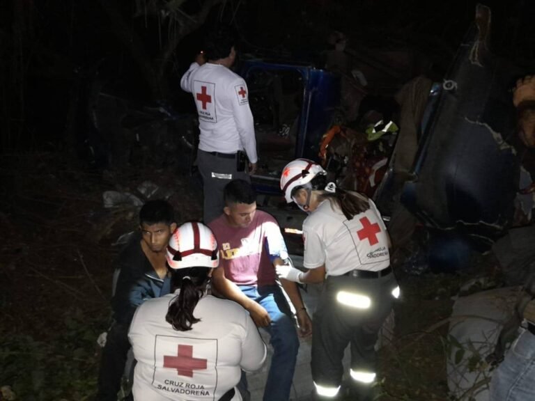 Vuelco de rastra en carretera Los Chorros deja a dos personas con lesiones leves