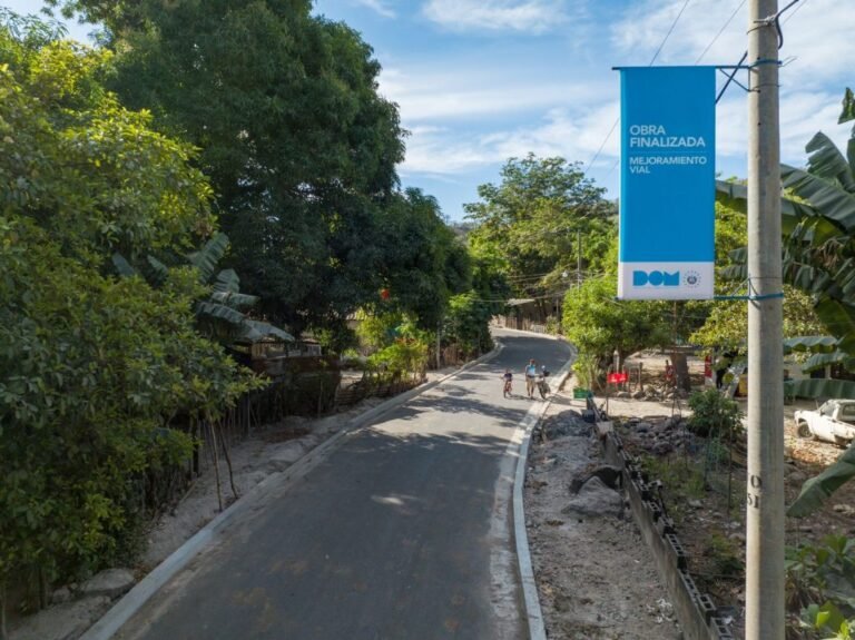 La DOM reconstruye calle entre los cantones El Sunzal y El Izcanal