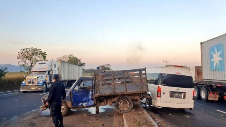Varios lesionados deja choque entre pick y un microbús en carretera a Sonsonate