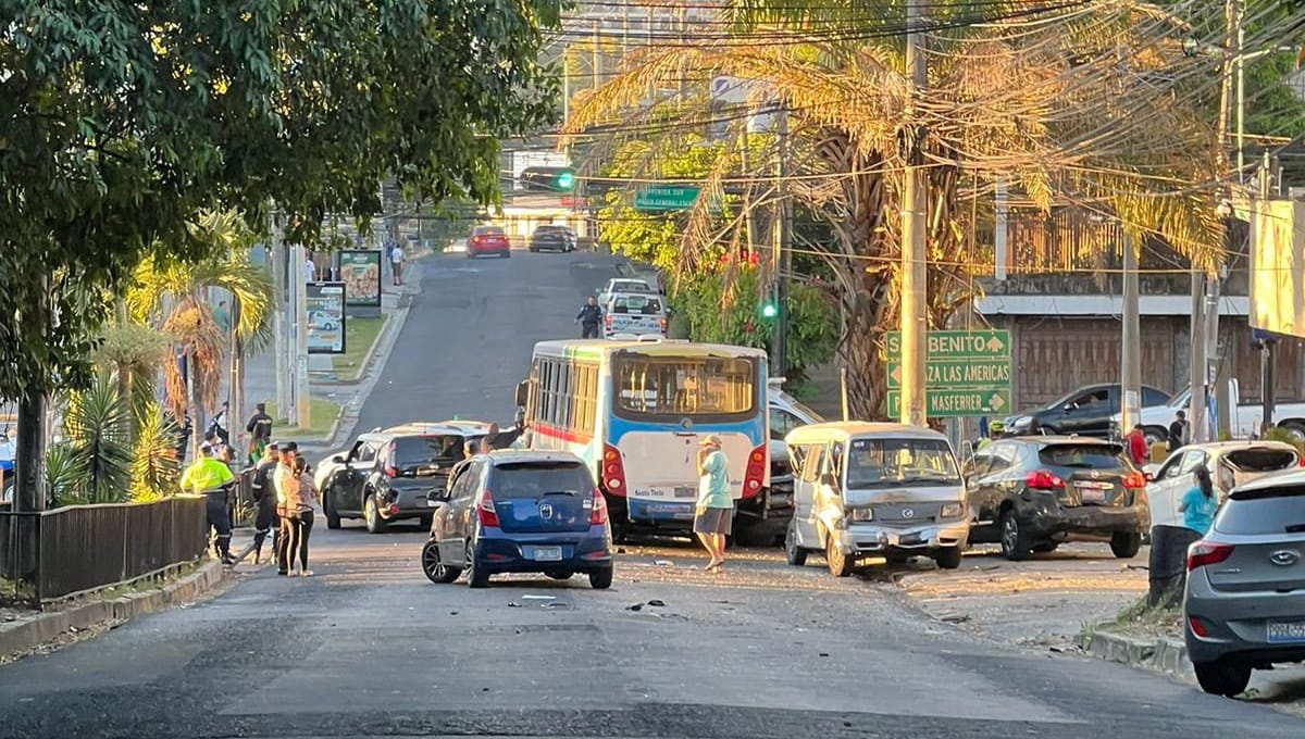 Más de 10 lesionados deja accidente vial esta mañana en Paseo General Escalón