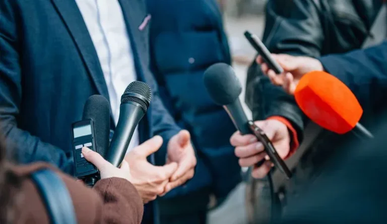 Preguntar o aplaudir, los dos caminos de la comunicación en El Salvador